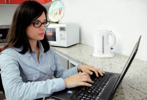 Mujeres en A. Latina trabajan el doble de horas que hombres