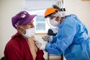 Covid-19: Vacunación de adultos mayores de 65 años se inicia el 21 de mayo