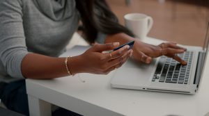 Mujeres están más dispuestas a probar nuevos servicios en banca digital