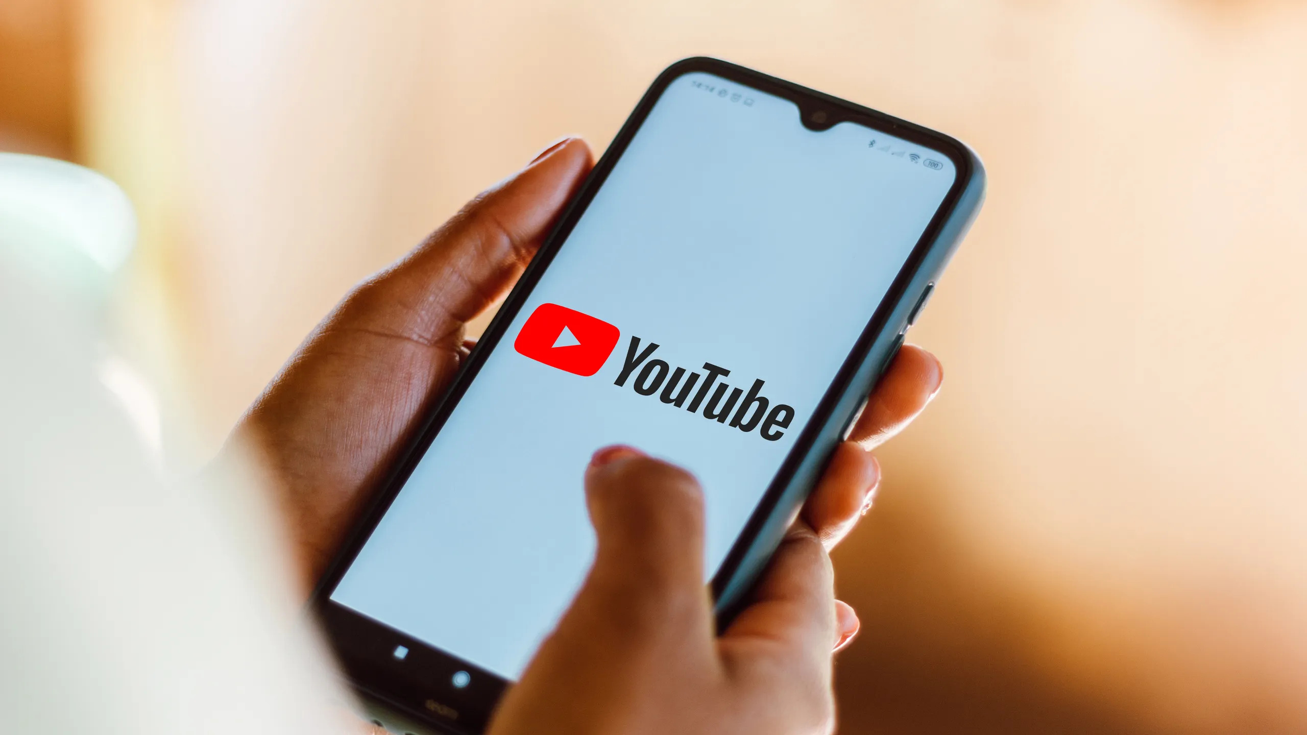 YouTube: ¿cómo escuchar música con la pantalla del teléfono apagada?