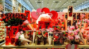 Peruanos gastarán menos en Día de San Valentín: Entre S/100 a S/150