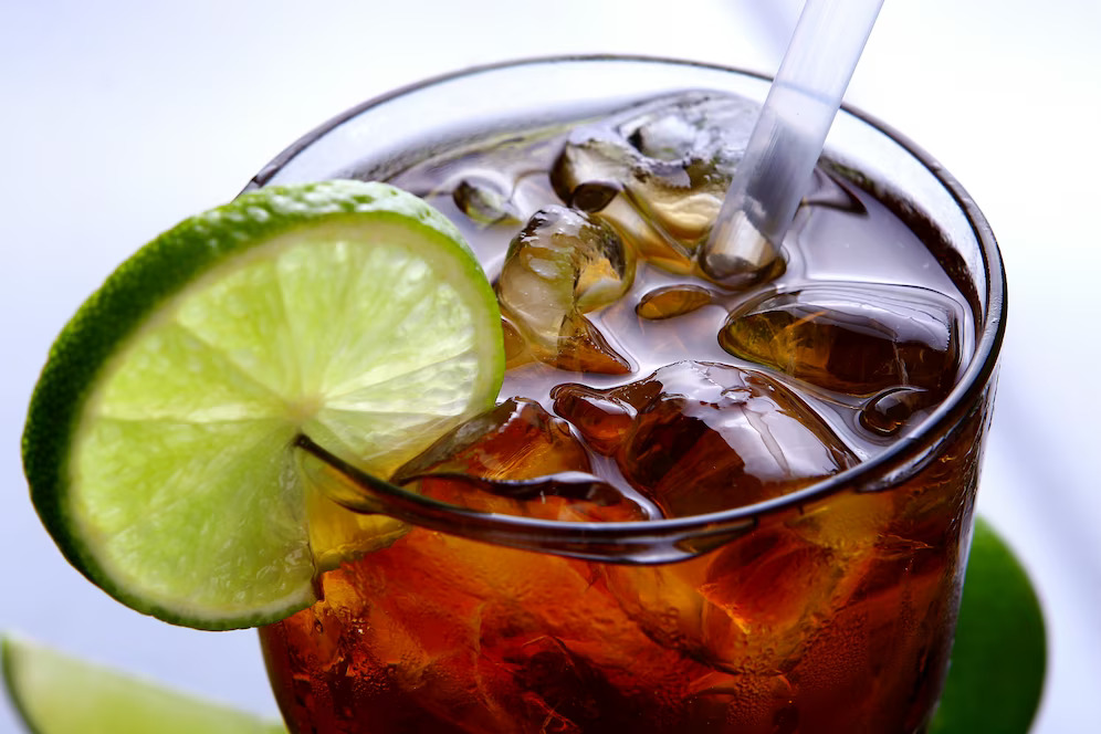 Conoce como preparar un coctel fácil desde casa