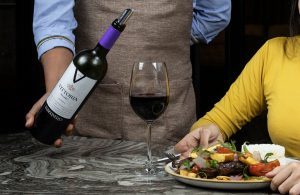 Fiestas Patrias: ¿Cómo elegir el vino perfecto para cada plato peruano?