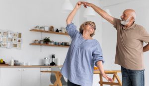 Día del Adulto Mayor: Rompiendo estereotipos sobre el envejecimiento
