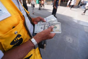¿Qué debo tener en cuenta al cambiar dólares?