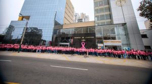 CCL forma cadena humana rosa para llamar a la prevención contra el cáncer de mama