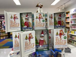 Navidad: Librerías Crisol lanza a la venta “The Elf on the Shelf” para los niños de la casa