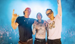 Integrantes de Blink-182 llegaron a Lima para su primer concierto