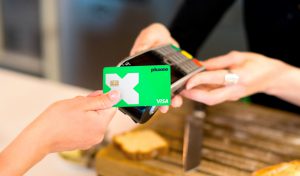Pluxee y Visa se unen para lanzar tarjeta hecha 100% plástico reciclado en Perú