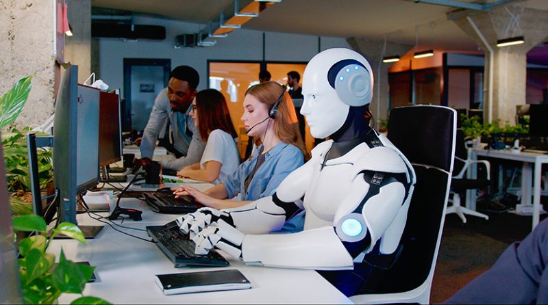 Estos son los 3 empleos que no serán reemplazados por la inteligencia artificial, según Bill Gates