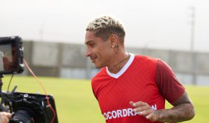 Paolo Guerrero graba spot para Dolocordralan en Trujillo