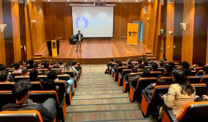 CEO de JCB ofreció conferencia sobre estrategias de gestión en la UPN