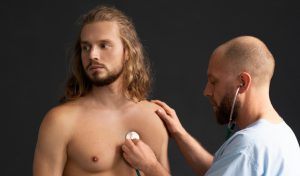 Cáncer de mama: ¿Por qué los hombres también deben hacerse el autoexamen?