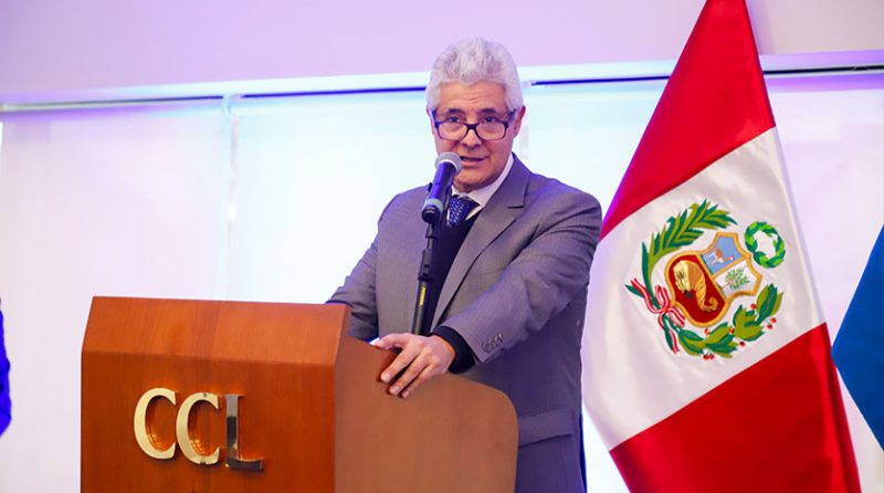 Roberto De La Tore, presidente de la CCL, enfatizó la necesidad de un sistema de meritocracia en la educación peruana para identificar y promover a los mejores docentes.