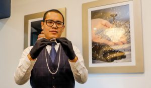 Gemólogo de Hemenster revela los secretos que hacen de esta casa de gemas en un referente de la joyería personalizada | VIDEO