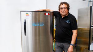 MaxFrío se prepara para el verano 2025 y presenta su innovadora congeladora vertical