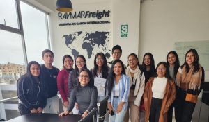 Estudiantes de la UNMSM conocen de cerca la operación de un agente de carga internacional con visita a Ravmar Freight Logistics