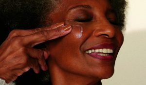 ¿Cómo cuidar la piel madura? Pasos esenciales para una rutina de skincare efectiva