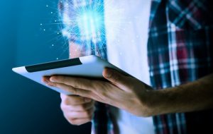 Konecta y Uniphore se unen para revolucionar la experiencia del cliente con IA empresarial