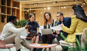 Prácticas que promueven un ambiente laboral más equitativo entre mujeres y hombres