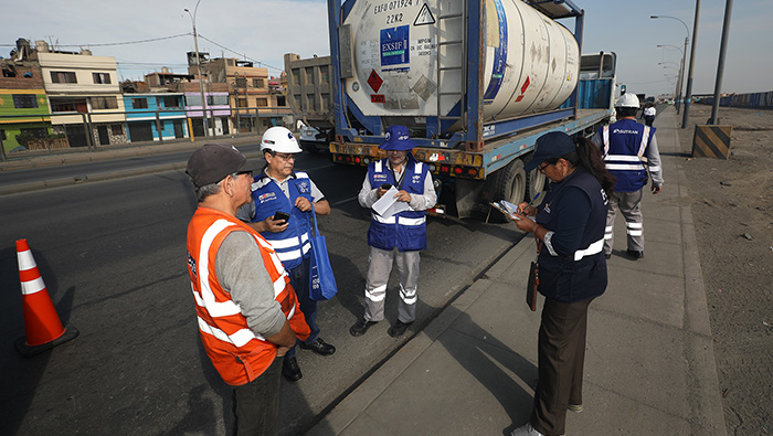 Sutran multa por transportar sin autorización materiales peligrosos