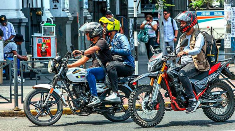 Viajar dos personas en moto lineal será multado desde hoy miércoles 21 de enero