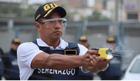 Aprueban ley que permite a serenos portar pistolas de electrochoque