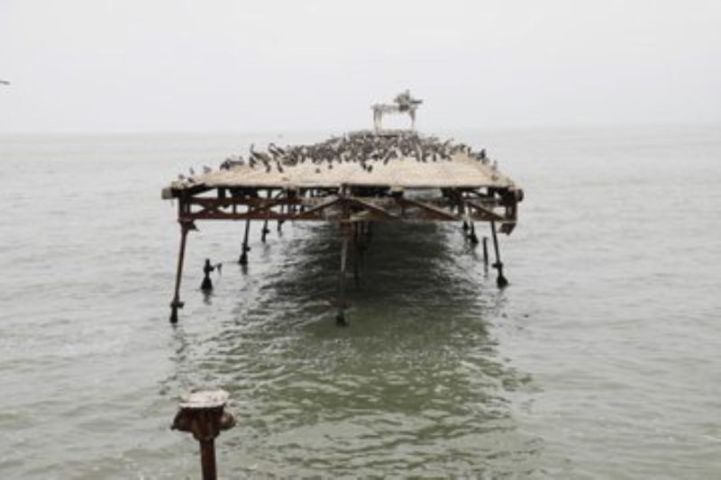 Ica: fuerte oleaje destruye parte del Muelle Fiscal de Pisco