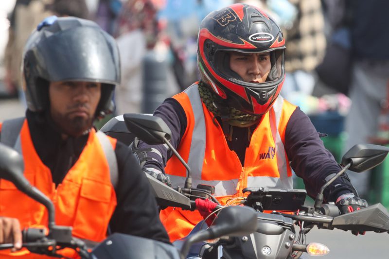 PNP multará a motociclistas cuyas mochilas cubran la placa en sus chalecos