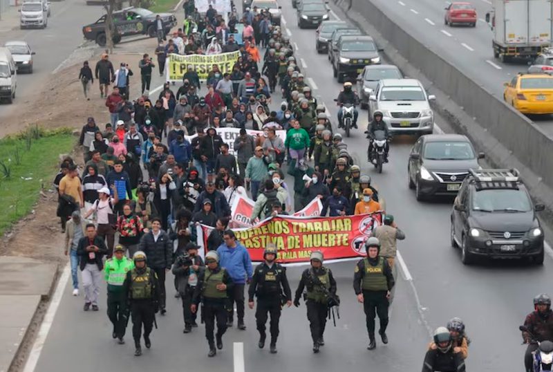 Paro de transportistas: Manifestantes marchan rumbo al Congreso