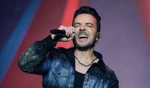 Luis Fonsi celebrará 25 años de carrera en el Arena 1: ¿Qué canciones marcaron su trayectoria?