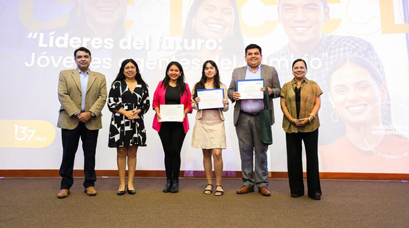 CCL premia a ganadores del concurso de ensayo por su aniversario