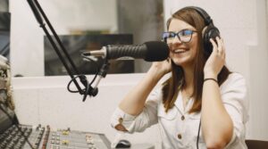 Peruanos dedican casi 11 horas a la semana a escuchar radio