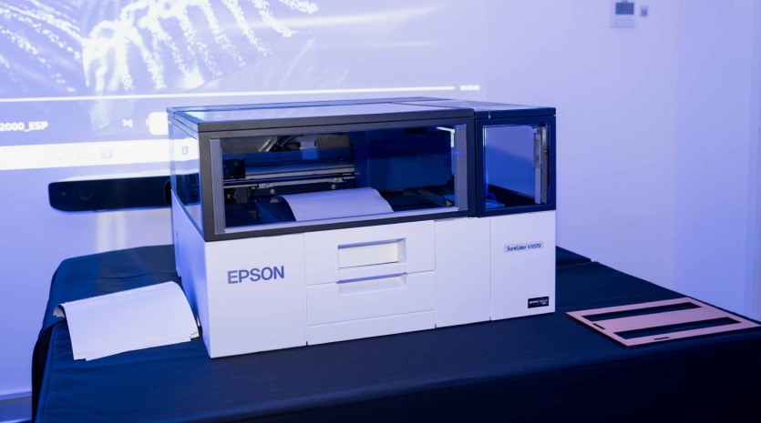 Impresora UV de cama plana SureColor V1070. (Foto: Epson).