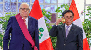 Gobierno condecora al presidente del BCR, Julio Velarde