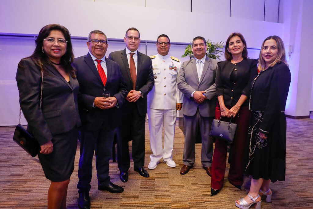 De izquierda a derecha: Fabiola Paulet, experta en arbitraje; Adrián Cumpa, gerente general de C&C Gerencia de Construcción S.A.C.; Dr. Marco Gonzáles Arica, cónsul de Mongolia en Perú; Harry Chiarella, comandante de Operaciones Guardacostas; Percy Bernal, asesor del Congreso de la República; Consuelo Espinoza, gerente comercial de C&C Gerencia de Construcción S.A.C.; y Libia Achury, gerente general de Origen Natural. (Foto: CCL). 