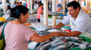 Inflación supera el 4 % impulsada por el alza de pescados y frutas